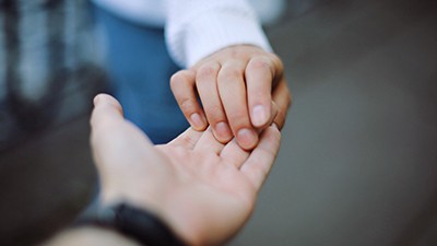 Osoby Wysoko Wrażliwe w Związku - dwie ludzkie dłonie połączone ze sobą - artykuł Marity Woźny