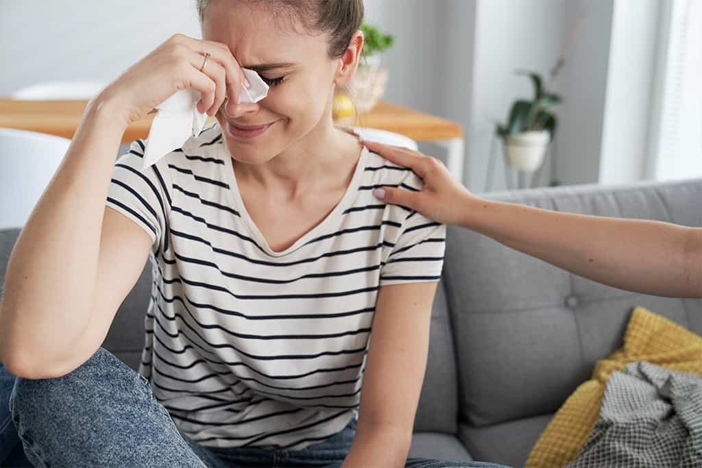 Terapia &ndash; droga do zmiany siebie - zapłakana kobieta - artykuł Marity Woźny