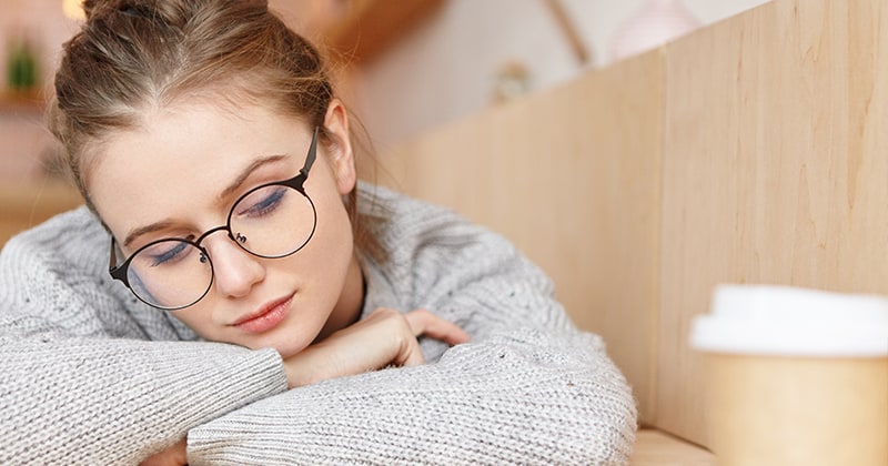 Niedostępność emocjonalna rodziców a dysfunkcje przenoszone na dorosłe życie - zamyślona dziewczyna w okularach - dorosłe dzieci alkoholików - artykuł Marity Woźny