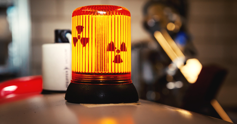Toksyczny związek i jego fazy - lampa syreny alarmowej - artykuł Marity Woźny