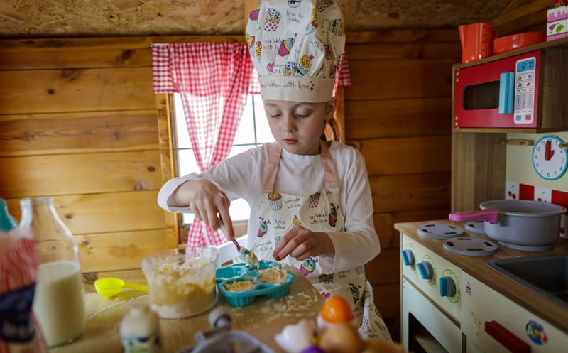 Maski i role przyjmowane w dzieciństwie - mała dziewczynka gotuje obiad - artykuł Marity Woźny
