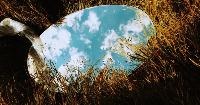 Jak wychowanie w rodzinie dysfunkcyjnej wpływa na mnie? - odbicie nieba w lusterku - DDD w dorosłym życiu - artykuł Marity Woźny