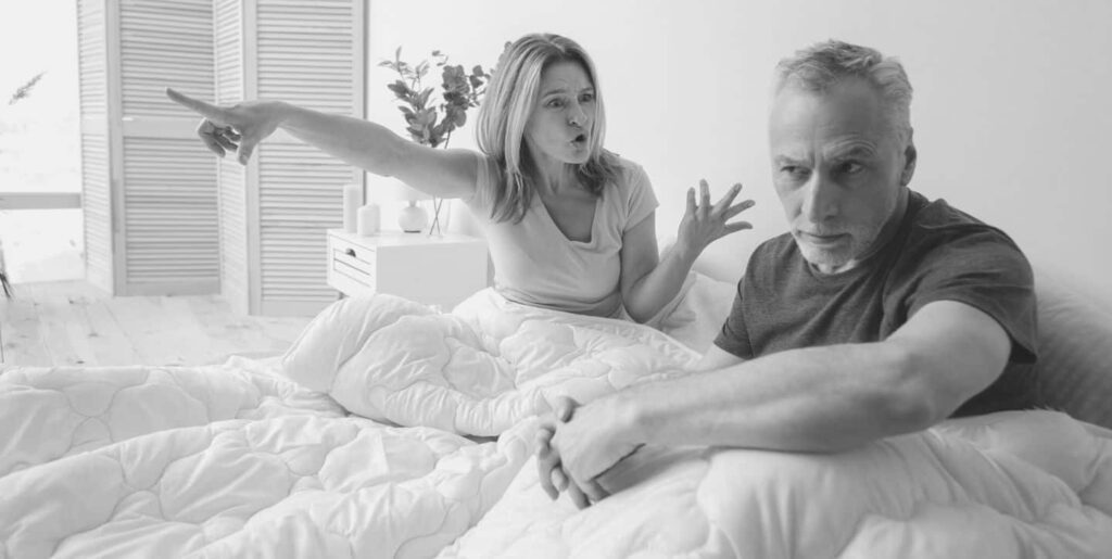Kobieta Kastrująca Część 3 - Jak przejść z roli matki do roli partnerki w związku? - para kłoci się w łóżku - artykuł Marity Woźny