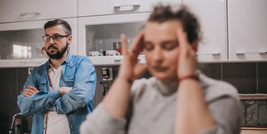 Jak Przestac Sie Klocic o Wszystko - zmęczona para w kuchni - kłótnie o obowiązki domowe - artykuł Marity Woźny