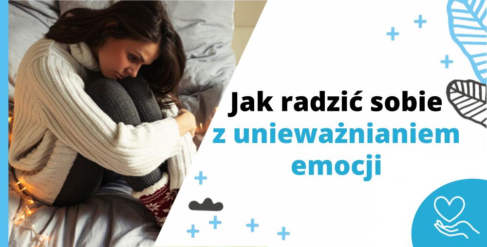 Jak radzić sobie z unieważnianiem emocji - zamyślona kobieta siedzie na ł&oacute;żku i zastanawia się, jak poradzić sobie z tym, że ktoś znowu unieważnił jej emocje - Marita Woźny