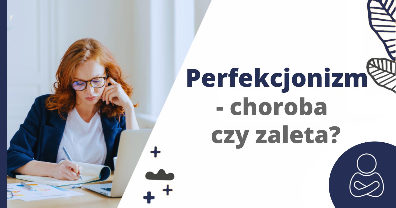 Perfekcjonizm - choroba czy zaleta - skupiona kobieta siedząca przy biurku pracuje na laptopie i notująca coś w zeszycie - Marita Woźny