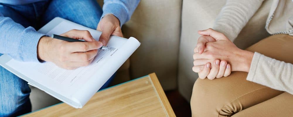 Do kogo po pomoc: psycholog, psychoterapeuta czy psychiatra? - pacjentka rozmawia z psychologiem w jego gabinecie - psycholog Wrocław Marita Woźny
