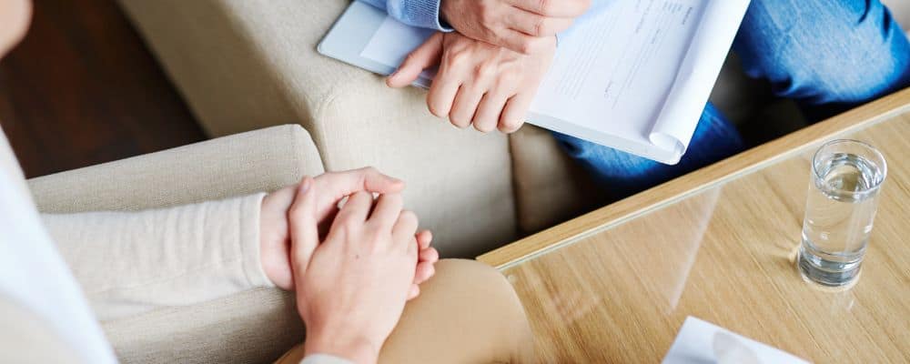 Jak wygląda pierwsza wizyta u psychoterapeuty - pacjentka rozmawia z psychoterapeutką o swoich problemach - Marita Woźny psychoterapeuta Wrocław