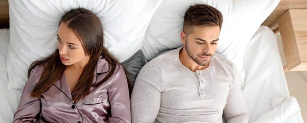 Manipulacja seksem - jak ją rozpoznać i jak się przed nią bronić - kobieta i mężczyzna leżą pokłóceni w łóżku, jedno z nich czuje się zmanipulowane, urażone - psychoterapeuta Marita Woźny