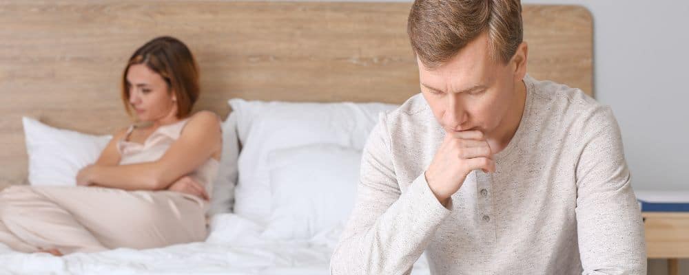 Manipulacja seksem - jak ją rozpoznać i jak się przed nią bronić - para siedzi na łóżku po kłótni, która jest wynikiem manipulacji seksem - psychoterapeutka Marita Woźny