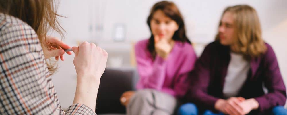 Terapia par - czy warto? - para siedzie w gabinecie psychoterapeuty i próbuje ratować swój związek -psychoterapia Wrocław