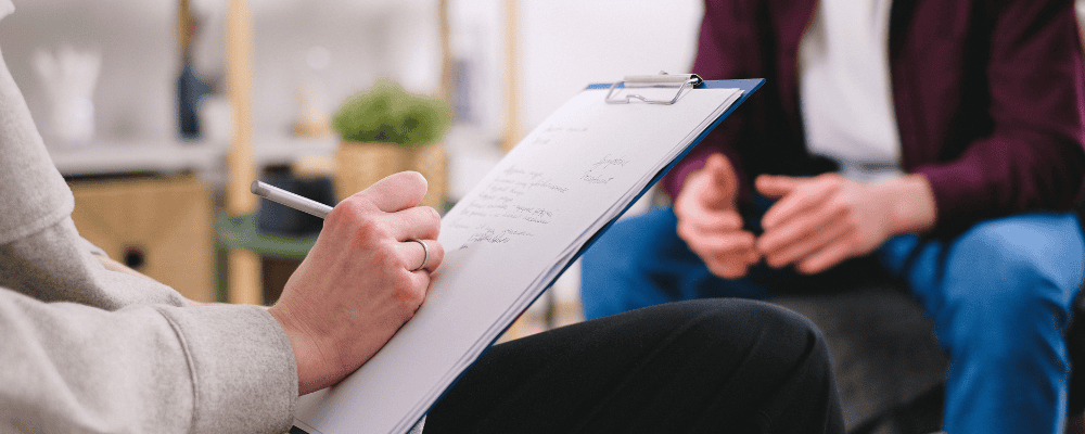 Czerwone lampki w terapii – czyli 8 sygnałów, kiedy warto się zatrzymać i przyjrzeć relacji z terapeutą - psychoterapeuta Marita Woźny