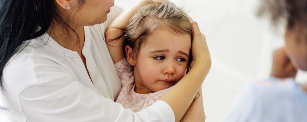 Przemoc domowa i przemoc psychiczna wobec dzieci – jak ją rozpoznać i przerwać? - nadopiekuńcza mama przytula płaczącą córkę - psychoterapia Marita Woźny